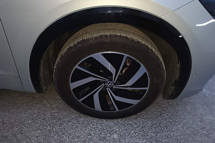 Used Volkswagen Viloran 2020 330TSI Luxury Edition Right Front Wheel Hub