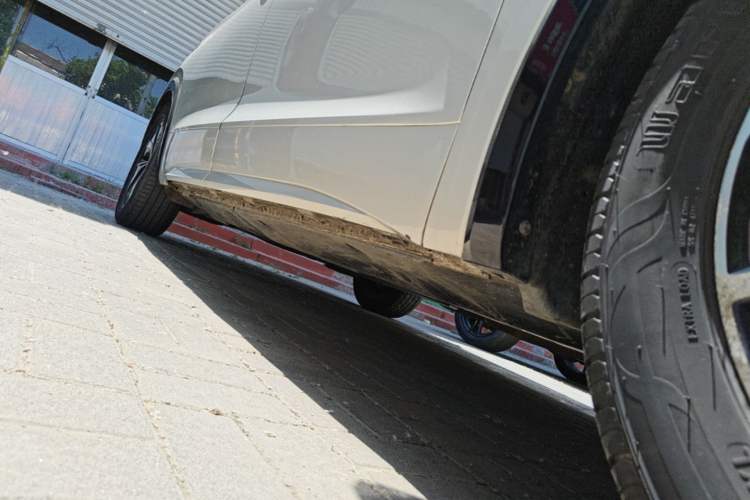 Used Volkswagen Viloran 2020 330TSI Luxury Edition Right Side Sill
