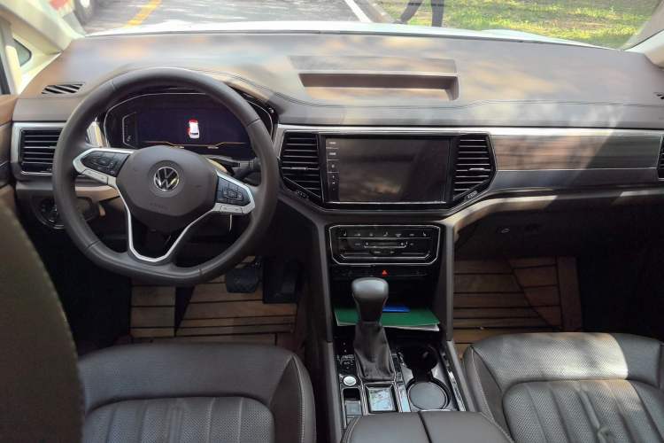 Used Volkswagen Viloran 2020 330TSI Luxury Edition Center Console