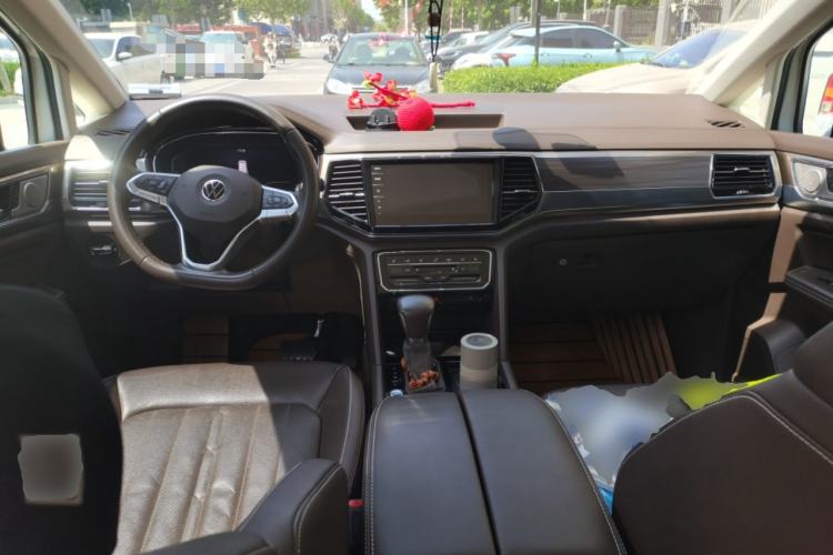 Used Volkswagen Viloran 2020 330TSI Luxury Edition Center Console