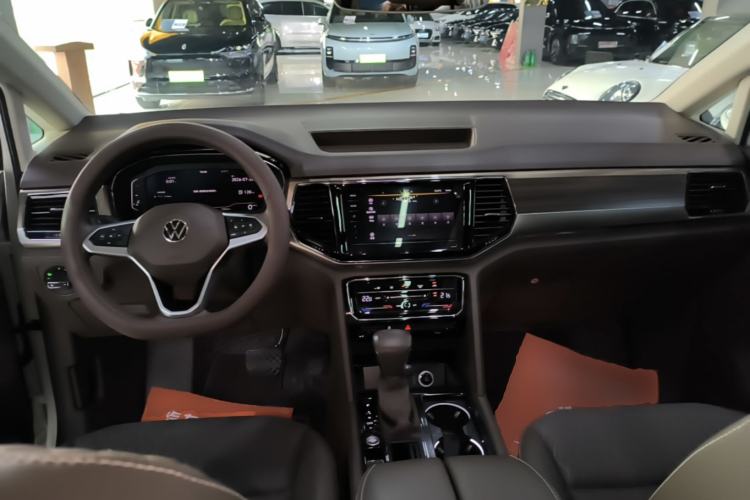 Used Volkswagen Viloran 2020 330TSI Business Edition Center Console