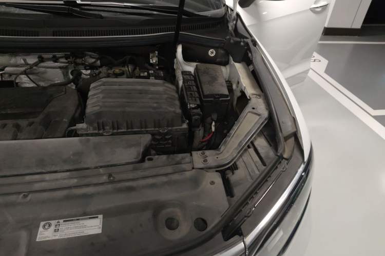 Used Volkswagen Viloran 2020 330TSI Business Edition Engine Bay Left