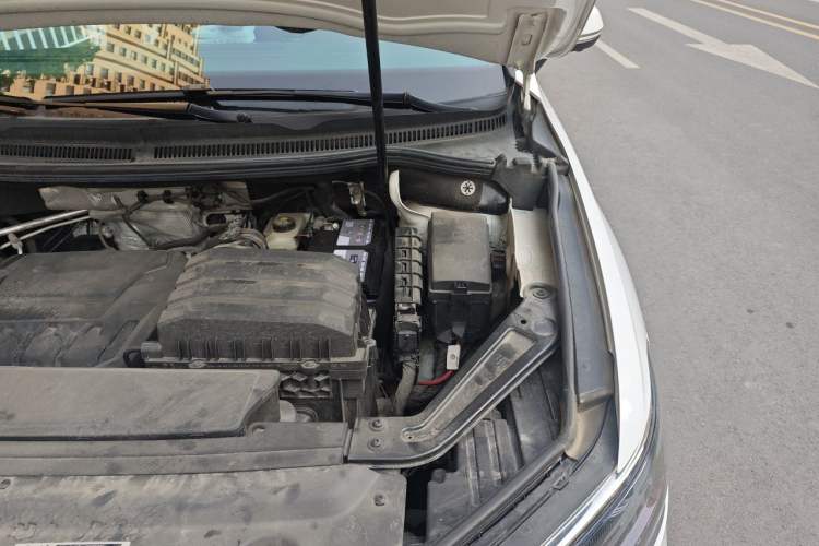 Used Volkswagen Viloran 2020 330TSI Business Edition Engine Bay Left