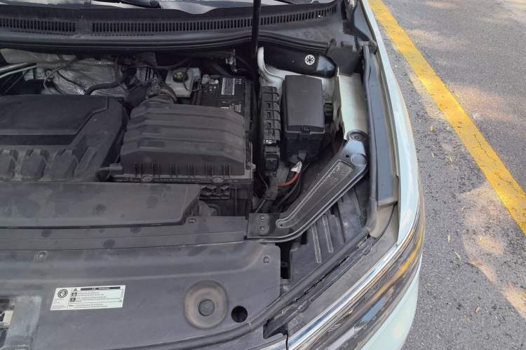Used Volkswagen Viloran 2020 330TSI Luxury Edition Engine Bay Left