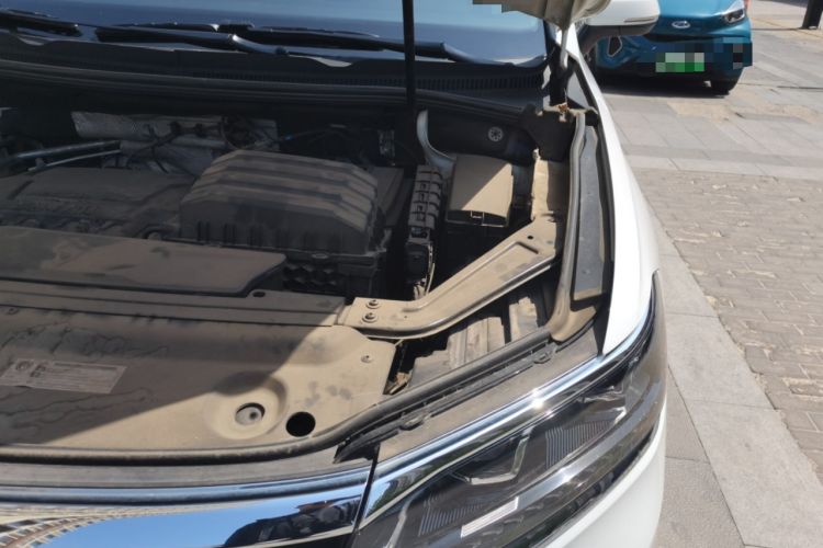 Used Volkswagen Viloran 2020 330TSI Luxury Edition Engine Bay Left