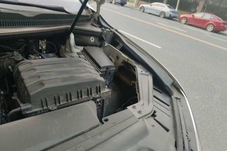 Used Volkswagen Viloran 2020 330TSI Business Edition Engine Bay Left
