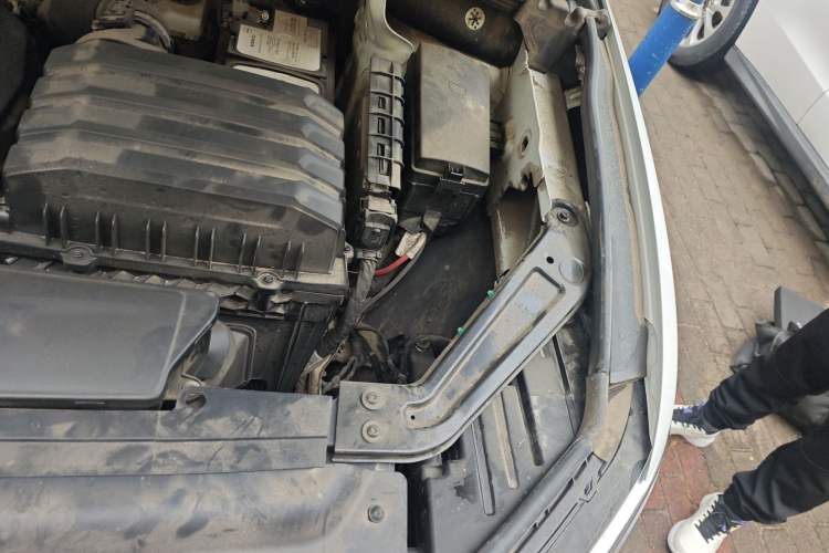 Used Volkswagen Viloran 2020 330TSI Luxury Edition Engine Bay Left