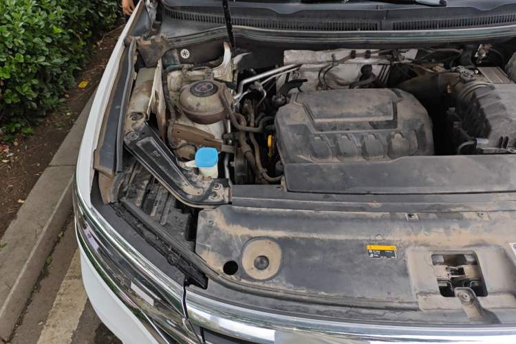 Used Volkswagen Viloran 2020 330TSI Luxury Edition Engine Bay Right