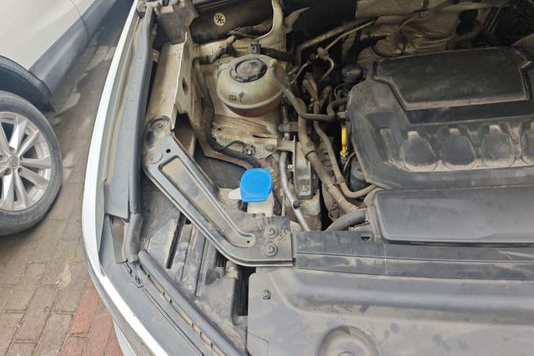 Used Volkswagen Viloran 2020 330TSI Luxury Edition Engine Bay Right