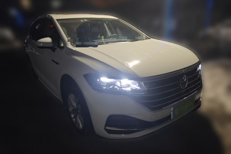 Used Volkswagen Viloran 2020 330TSI Business Edition Front Right 45 Deg