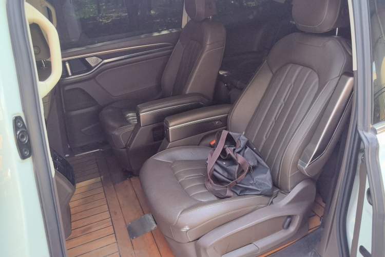 Used Volkswagen Viloran 2020 330TSI Luxury Edition Left Rear Seat