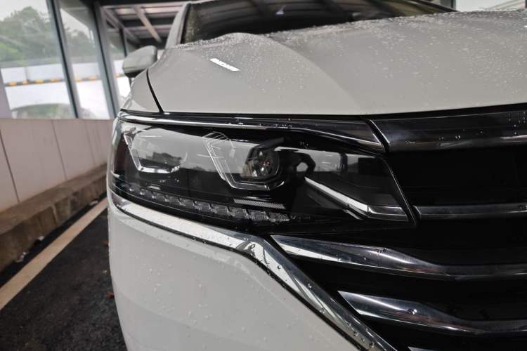 Used Volkswagen Viloran 2020 330TSI Business Edition Right Front Headlight