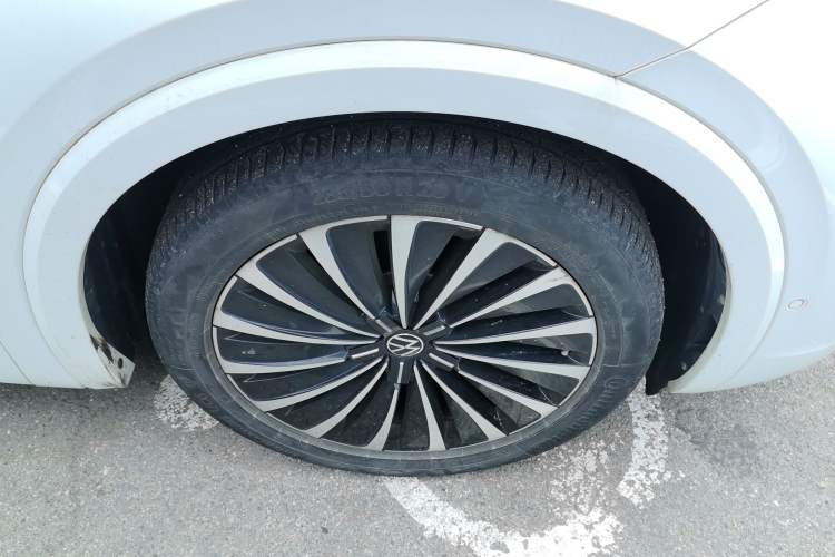 Used Volkswagen Viloran 2020 380TSI Prestige Edition Right Front Wheel Hub