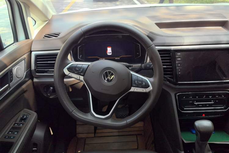 Used Volkswagen Viloran 2020 330TSI Luxury Edition Steering Wheel
