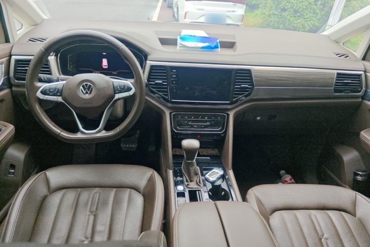 Used Volkswagen Viloran 2020 330TSI Luxury Edition Center Console