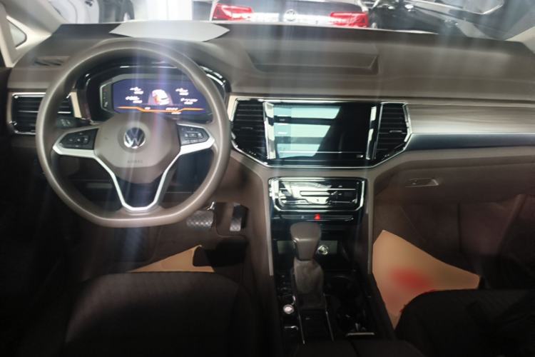 Used Volkswagen Viloran 2020 330TSI Business Edition Center Console