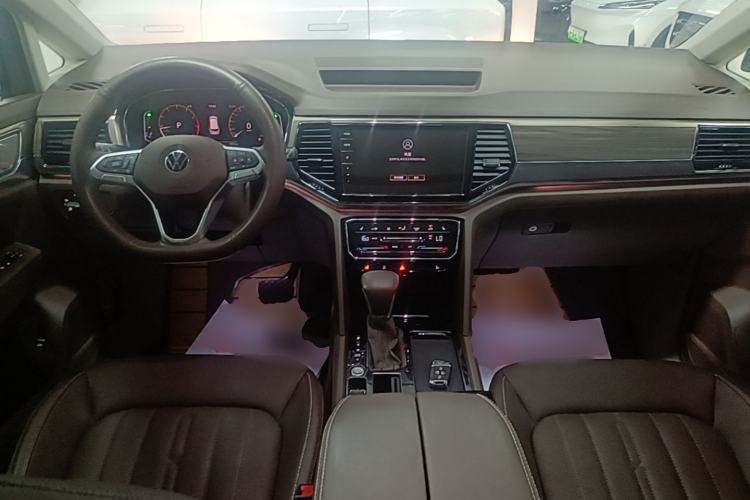 Used Volkswagen Viloran 2020 330TSI Luxury Edition Center Console