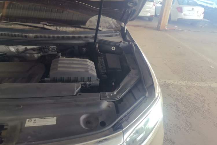 Used Volkswagen Viloran 2020 330TSI Business Edition Engine Bay Left