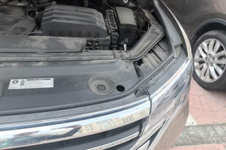 Used Volkswagen Viloran 2020 330TSI Luxury Edition Engine Bay Left