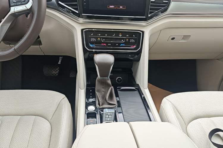 Used Volkswagen Viloran 2020 330TSI Luxury Edition Gear Lever