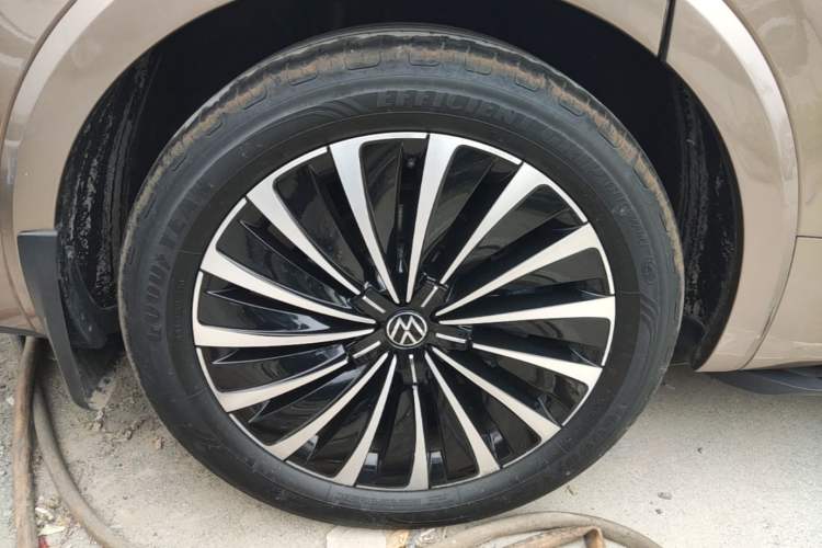 Used Volkswagen Viloran 2020 380TSI Prestige Edition Right Rear Wheel Hub