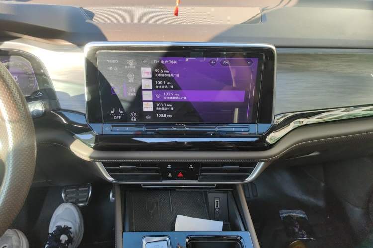 Used Volkswagen Viloran 2022 380TSI Luxury Edition Audio And AC Panel