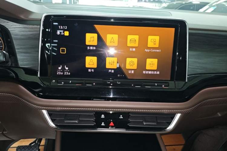 Used Volkswagen Viloran 2022 330TSI Luxury Edition Audio And AC Panel