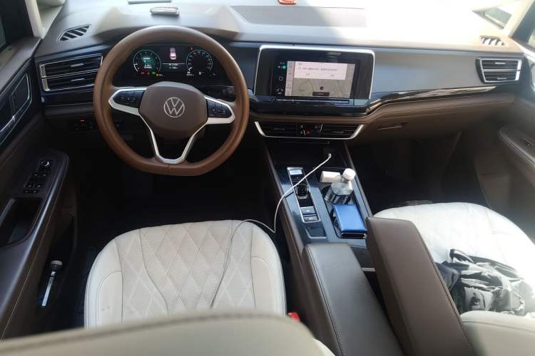 Used Volkswagen Viloran 2022 330TSI Business Edition Center Console