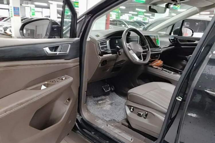 Used Volkswagen Viloran 2022 380TSI Luxury Edition Driver Seat
