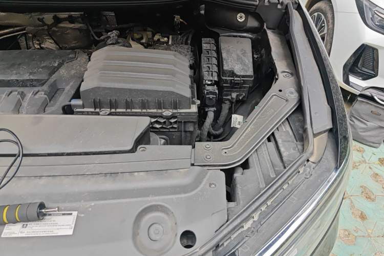 Used Volkswagen Viloran 2022 330TSI Luxury Edition Engine Bay Left