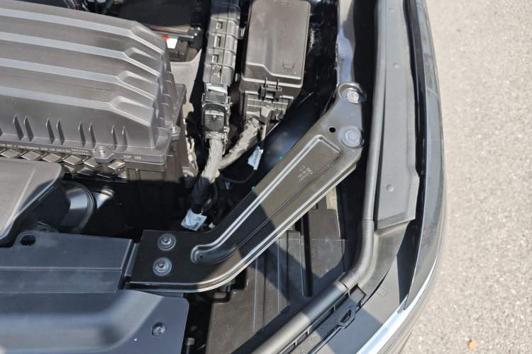 Used Volkswagen Viloran 2022 380TSI Luxury Edition Engine Bay Left