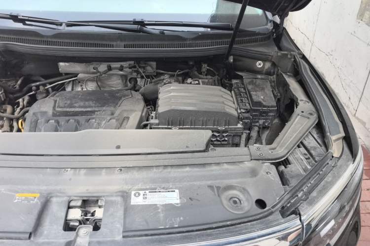 Used Volkswagen Viloran 2022 330TSI Luxury Edition Engine Bay Left