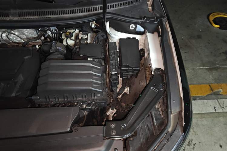 Used Volkswagen Viloran 2022 330TSI Luxury Edition Engine Bay Left