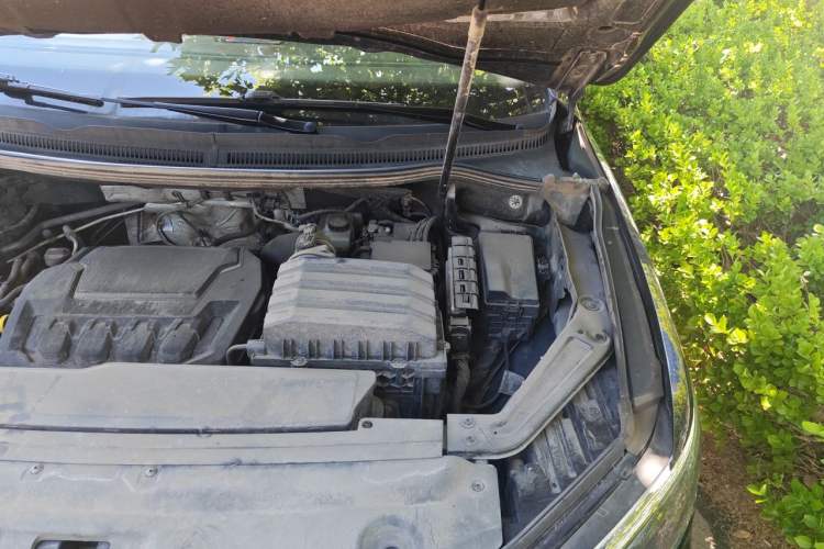 Used Volkswagen Viloran 2022 330TSI Luxury Edition Engine Bay Left