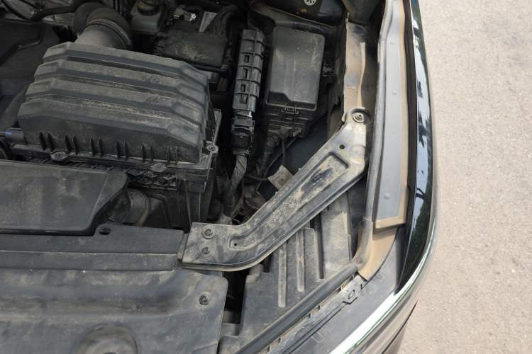 Used Volkswagen Viloran 2022 380TSI Luxury Edition Engine Bay Left