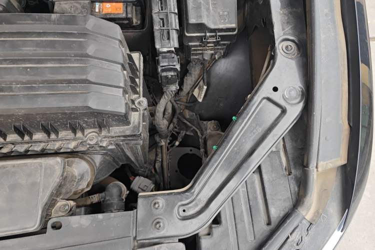 Used Volkswagen Viloran 2022 330TSI Luxury Edition Engine Bay Left