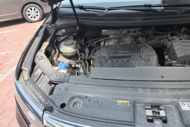 Used Volkswagen Viloran 2022 330TSI Luxury Edition Engine Bay Right