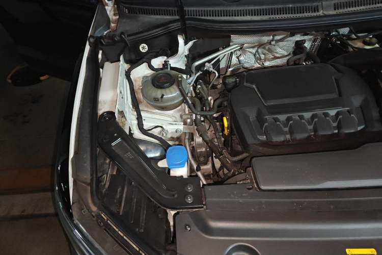Used Volkswagen Viloran 2022 330TSI Luxury Edition Engine Bay Right