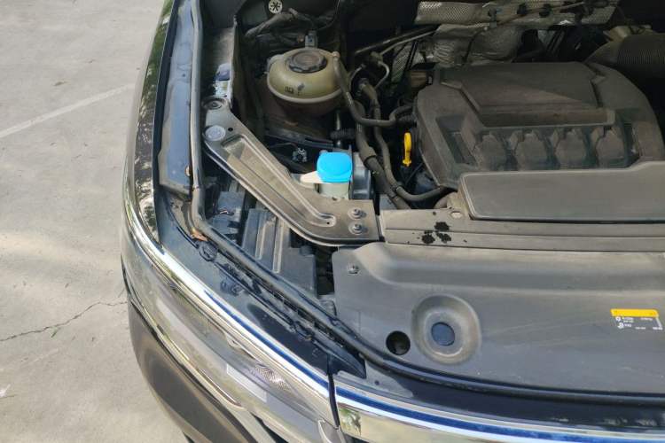 Used Volkswagen Viloran 2022 380TSI Luxury Edition Engine Bay Right