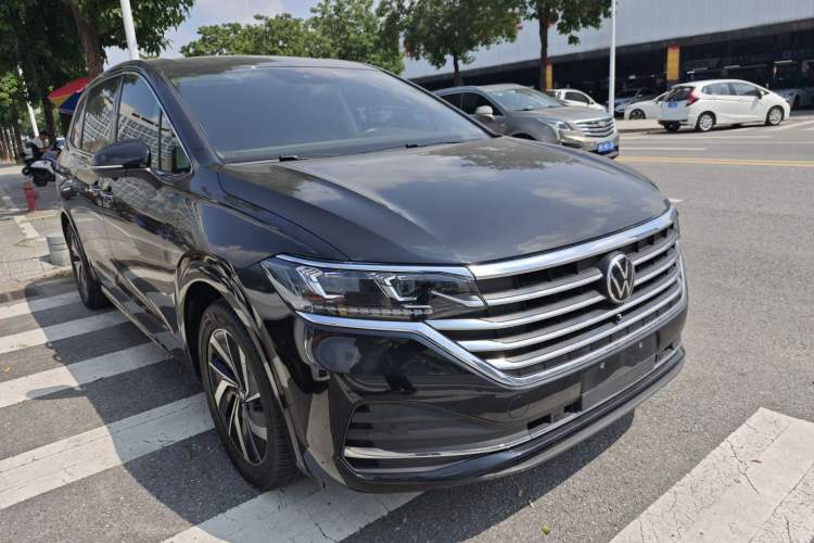 Used Volkswagen Viloran 2022 380TSI Luxury Edition Front Right 45 Deg