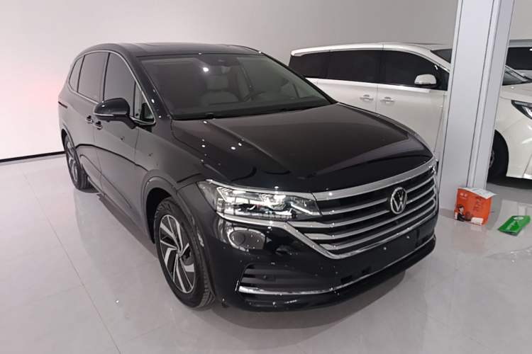 Used Volkswagen Viloran 2022 380TSI Luxury Edition Front Right 45 Deg
