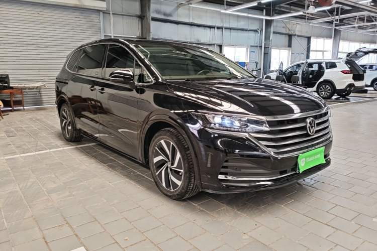 Used Volkswagen Viloran 2022 330TSI Luxury Edition Front Right 45 Deg