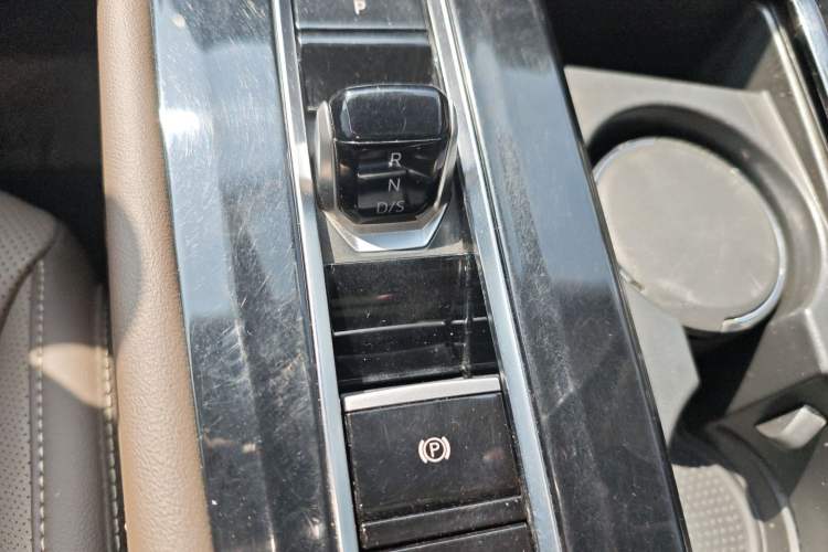 Used Volkswagen Viloran 2022 380TSI Luxury Edition Gear Lever