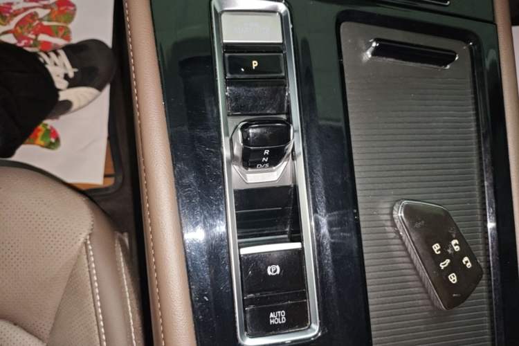 Used Volkswagen Viloran 2022 330TSI Luxury Edition Gear Lever