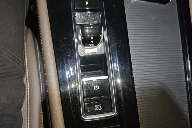 Used Volkswagen Viloran 2022 380TSI Luxury Edition Gear Lever