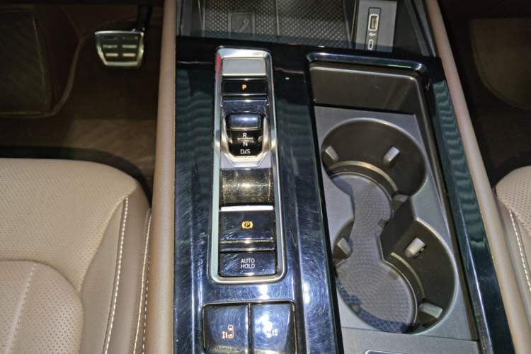 Used Volkswagen Viloran 2022 380TSI Luxury Edition Gear Lever