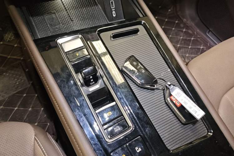Used Volkswagen Viloran 2022 330TSI Luxury Edition Gear Lever