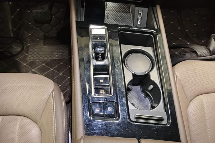 Used Volkswagen Viloran 2022 330TSI Luxury Edition Gear Lever