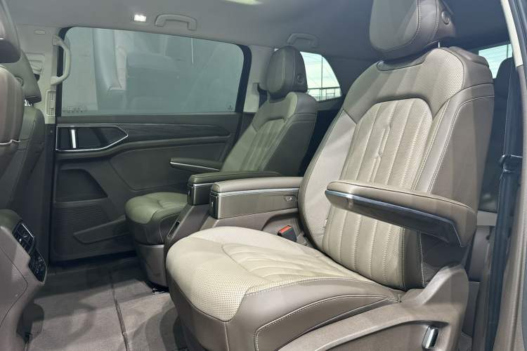 Used Volkswagen Viloran 2022 380TSI Luxury Edition Interior 2