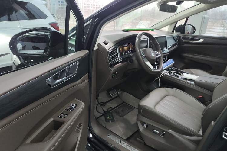 Used Volkswagen Viloran 2022 380TSI Luxury Edition Interior 3